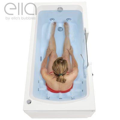 Vue de dessus d'une femme allongée et étirant ses jambes dans la baignoire à porte allongée Ella avec hydrojets