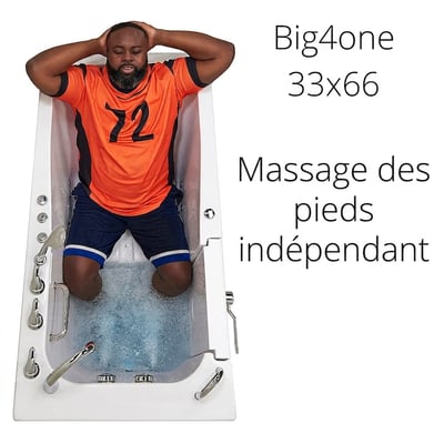 Homme se relaxant les mains derrière la tête dans la baignoire à porte Ella Big4One 84 x 168 cm avec jets de massage des pieds indépendants actifs