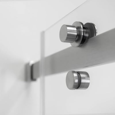 Primer plano de los pomos de acero inoxidable cepillado y los herrajes de barra en una puerta de ducha corredera de vidrio templado Primo