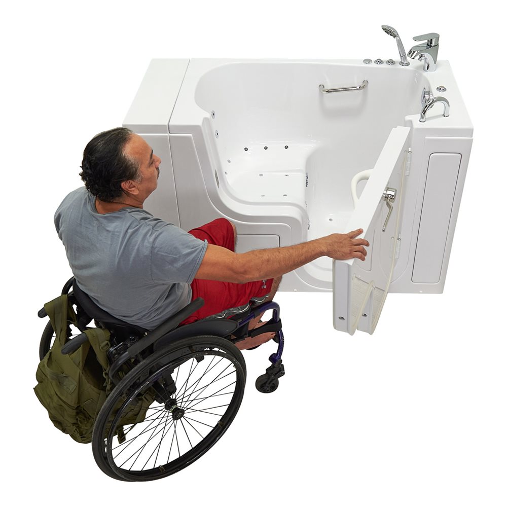 Hombre en silla de ruedas abriendo la puerta en forma de L de apertura hacia fuera de una bañera con puerta Ella Transfer26
