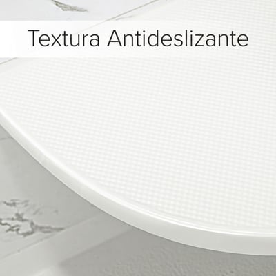 Primer plano de la superficie blanca texturizada antideslizante de un asiento esquinero para ducha Ella para un baño accesible y seguro