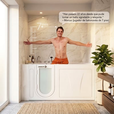 Hombre de 7 pies de altura sonriendo con los brazos extendidos bañándose cómodamente en la bañera con puerta extragrande Ella Shak