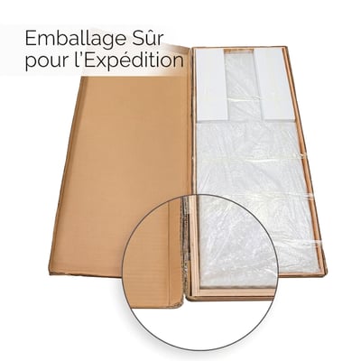Boîte en carton ouverte révélant des panneaux muraux de douche Ella emballés dans du papier bulle et du rembourrage en mousse pour une livraison sécurisée
