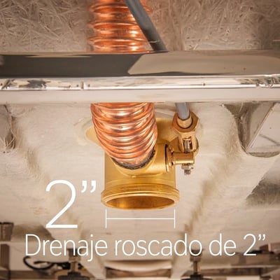 Primer plano de un racor de desagüe roscado de latón de 2 pulgadas con bobina de cobre en la parte inferior de una bañera con puerta de Ella mostrando componentes de fontanería de desagüe rápido