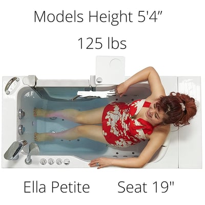 Vue de dessus d’une femme se relaxant dans la baignoire à porte Ella Petite avec jets hydromassants, siège de 19 po, adaptée pour 5'4