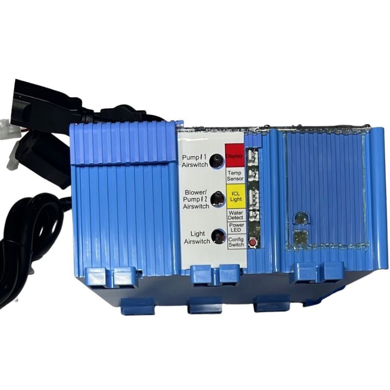 Vista frontal de la caja de control azul de la bañera con puerta Ella, donde se ven los puertos de los interruptores de aire de la bomba y del soplador, el puerto ICL y el LED verde de encendido