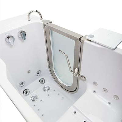 Gros plan de la porte à ouverture vers l’extérieur ouverte sur la baignoire à porte Ella Petite montrant les jets hydromassants, les commandes chromées et le plateau latéral