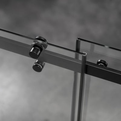 Gros plan de la quincaillerie à roulettes noir mat et du rail sur un panneau de porte de douche coulissante en verre trempé Primo