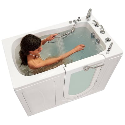 Femme utilisant une douchette à main tout en se relaxant dans la baignoire à porte Ella Capri avec porte à ouverture vers l’extérieur et jets d’hydromassage