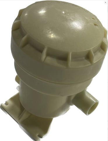 Gros plan d'un composant de réservoir de pression à microbulles en plastique beige utilisé dans les systèmes d'hydrothérapie pour baignoires à porte