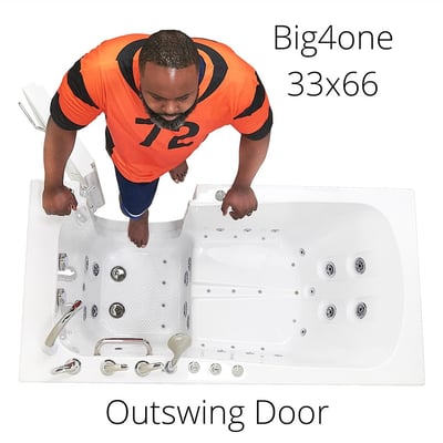 Vista aérea de un hombre corpulento entrando en la bañera con puerta Ella Big4One de 84 × 168 cm con puerta de apertura exterior e hidromasaje