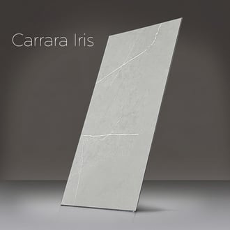 Panel de pared de ducha Carrara Iris en acabado de mármol gris claro con vetas blancas para duchas accesibles