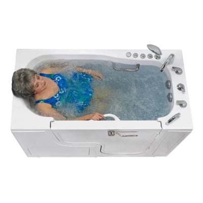 Femme âgée se relaxant dans l’eau bouillonnante d’hydrothérapie à l’intérieur de la baignoire à porte large Ella Transfer60