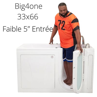 Homme de grande taille entrant dans la baignoire à porte Ella Big4One 84 x 168 cm par la porte à ouverture extérieure avec seuil bas de 13 cm