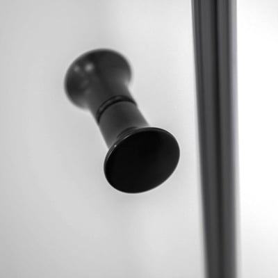 Gros plan d’une poignée bouton noir mat sur le cadre de la porte de douche coulissante en verre trempé Ella Primo