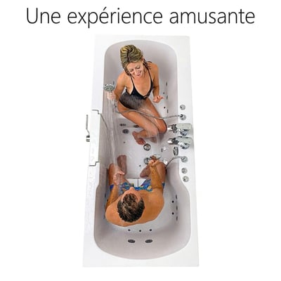 Couple profitant d’une baignoire à porte Ella Big4Two deux places avec douchette à main et jets d’hydromassage, vue en plongée