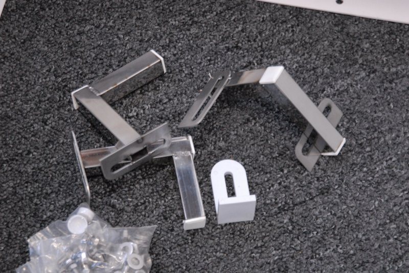 Herrajes del kit de panel de extensión para bañera con puerta Ella, con soportes de acero inoxidable y elementos de montaje dispuestos