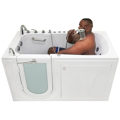 Hombre usando una ducha de mano sentado dentro de la bañera con puerta Ella Big4One con puerta de cristal de apertura exterior