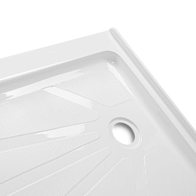 Gros plan du receveur de douche en acrylique Ella 60x30 avec surface antidérapante texturée, stries en relief et ouverture de drain d’angle