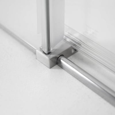 Gros plan du support d’angle en acier inoxydable brossé et du rail de porte coulissante sur la porte de douche en verre trempé Ella Primo