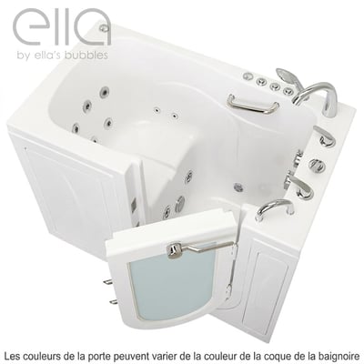 Femme en peignoir à fleurs entrant dans la baignoire à porte Ella Monaco par la large porte à ouverture extérieure avec seuil bas