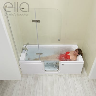 Femme se relaxant dans une baignoire à porte allongée Ella avec jets hydro, paroi de douche en verre et porte à ouverture vers l’intérieur