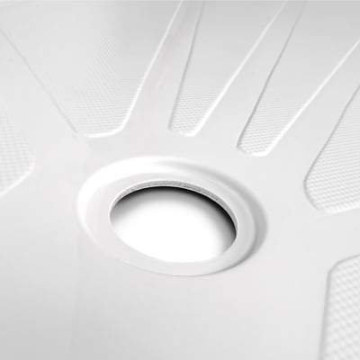 Gros plan du drain central sur un receveur de douche en acrylique Ella avec sol texturé antidérapant et seuil bas de 3