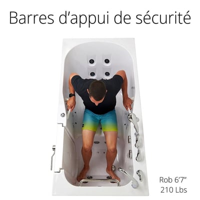 Vue de dessus d’un homme tenant les barres d’appui de sécurité à l’intérieur d’une baignoire à porte Ella avec sol antidérapant et jets hydro