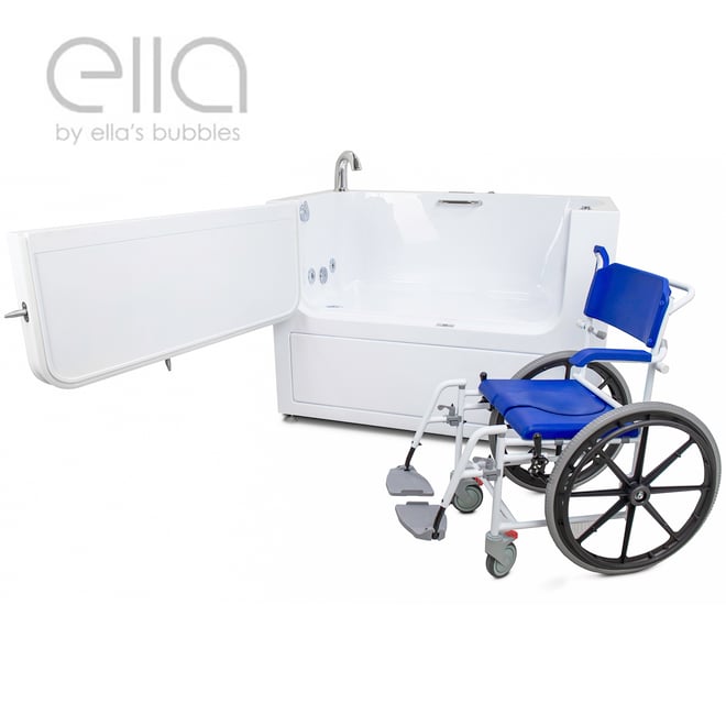 Bañera de acceso para transferencia desde silla de ruedas de Ella's Bubbles para cuidados en el hogar, con puerta ancha de apertura hacia fuera abierta y una silla de ruedas de ducha azul al lado
