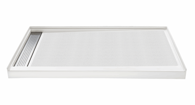 Plato de ducha accesible de mármol cultivado blanco con desagüe lineal de acero inoxidable en el lado izquierdo, diseño de umbral bajo de 36x60 pulgadas