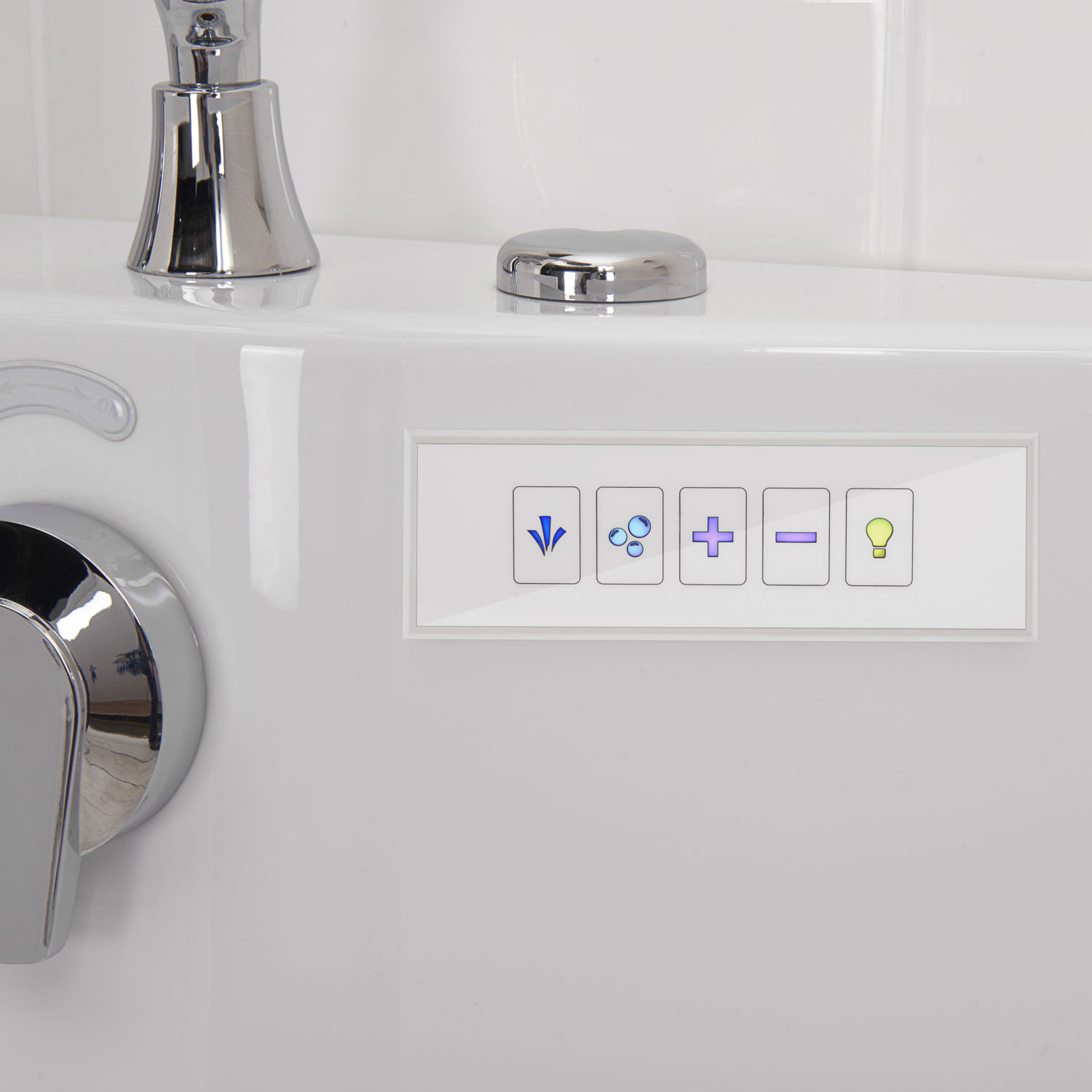 Gros plan sur le panneau de commande tactile à LED d'une baignoire à porte Ella Tub4Two