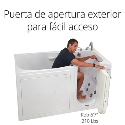 Hombre sentado dentro de una bañera de acceso Ella demostrando la apertura de la puerta hacia fuera para un acceso fácil con escalón bajo