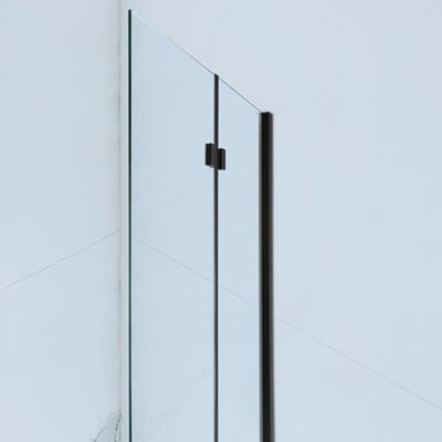 Primer plano de las bisagras y el perfil vertical en negro mate de una mampara de bañera plegable sin perfilería con paneles de cristal templado transparente