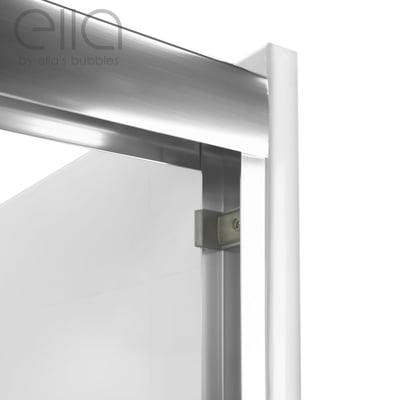 Gros-plan d’une butée de porte en chrome sur la porte de douche coulissante avec cadre Ella Duo et panneau en verre transparent de 6 mm