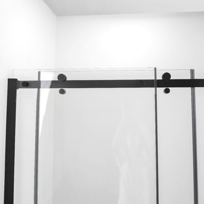 Gros plan d’une cabine de douche accessible Ella Primo avec panneaux de porte coulissante en verre trempé encadré noir mat
