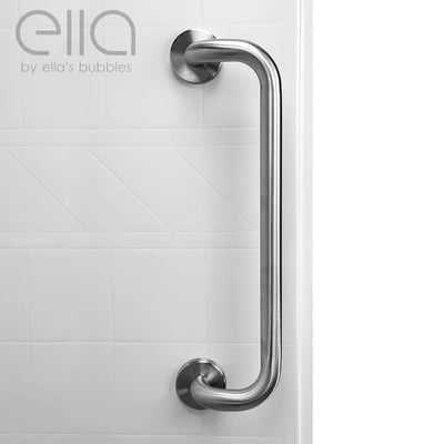 Primer plano de una barra de apoyo de acero inoxidable cepillado de Ella's Bubbles montada en una pared de ducha con azulejo blanco