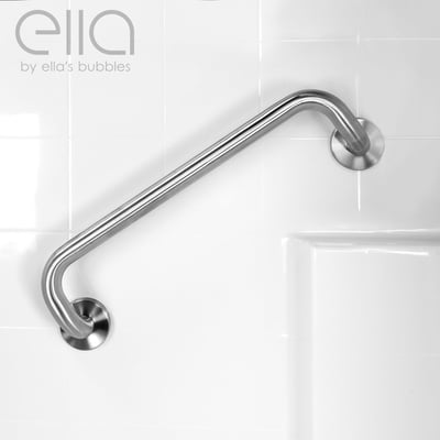 Primer plano de una barra de apoyo de acero inoxidable en níquel cepillado de Ella's Bubbles montada en pared de bañera accesible con azulejo blanco