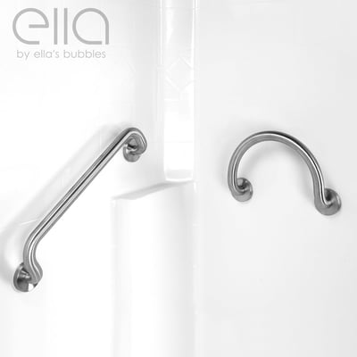 Dos barras de apoyo de pared de níquel cepillado de Ella's Bubbles: una barra recta en ángulo y una barra curva en forma de D montadas en las paredes de una bañera de acceso lateral blanca