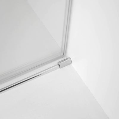Primer plano de la bisagra cromada y el riel inferior en la esquina de un panel de puerta de ducha corredera de vidrio templado