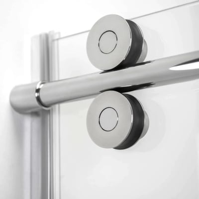 Primer plano de herrajes de rodillo cromados pulidos y riel deslizante en una puerta de ducha corredera de cristal templado de 8 mm