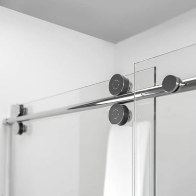 Primer plano de herrajes de rodillo cromados y sistema de riel de puerta de ducha corredera de cristal templado de 8 mm en una cabina de ducha accesible