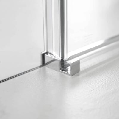 Primer plano del riel de base cromado y esquina de marco en un panel de puerta de ducha corredera de cristal templado de 8 mm
