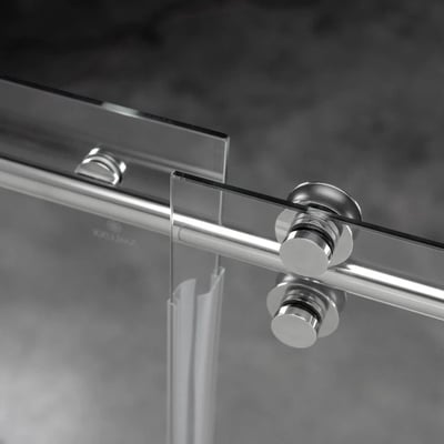 Primer plano de herrajes de rodillo cromados y panel de cristal templado de 8 mm en un riel de puerta de ducha corredera accesible