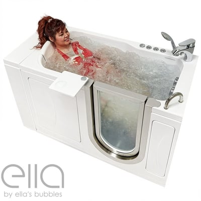 Femme souriante se relaxant dans une baignoire à porte Ella Petite avec jets hydromassants et accès par porte latérale