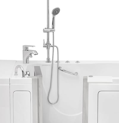 10″ Kit de tête de douche et colonne de douche pour robinets de baignoire encastrés dans le sol - Gros plan d’un kit de colonne de douche chromée avec douchette installé sur une baignoire à porte Ella blanche avec robinets montés sur le rebord