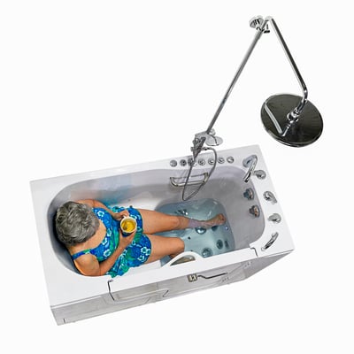 10″ Kit de tête de douche et colonne de douche pour robinets de baignoire encastrés dans le sol - Vue de dessus d’une femme senior tenant une tasse et se relaxant dans une baignoire à porte Ella avec robinet de kit de colonne de douche monté au-dessus