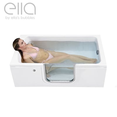 Femme allongée et se prélassant dans une baignoire à porte allongée Ella avec porte à ouverture intérieure ouverte, 30x60 pouces
