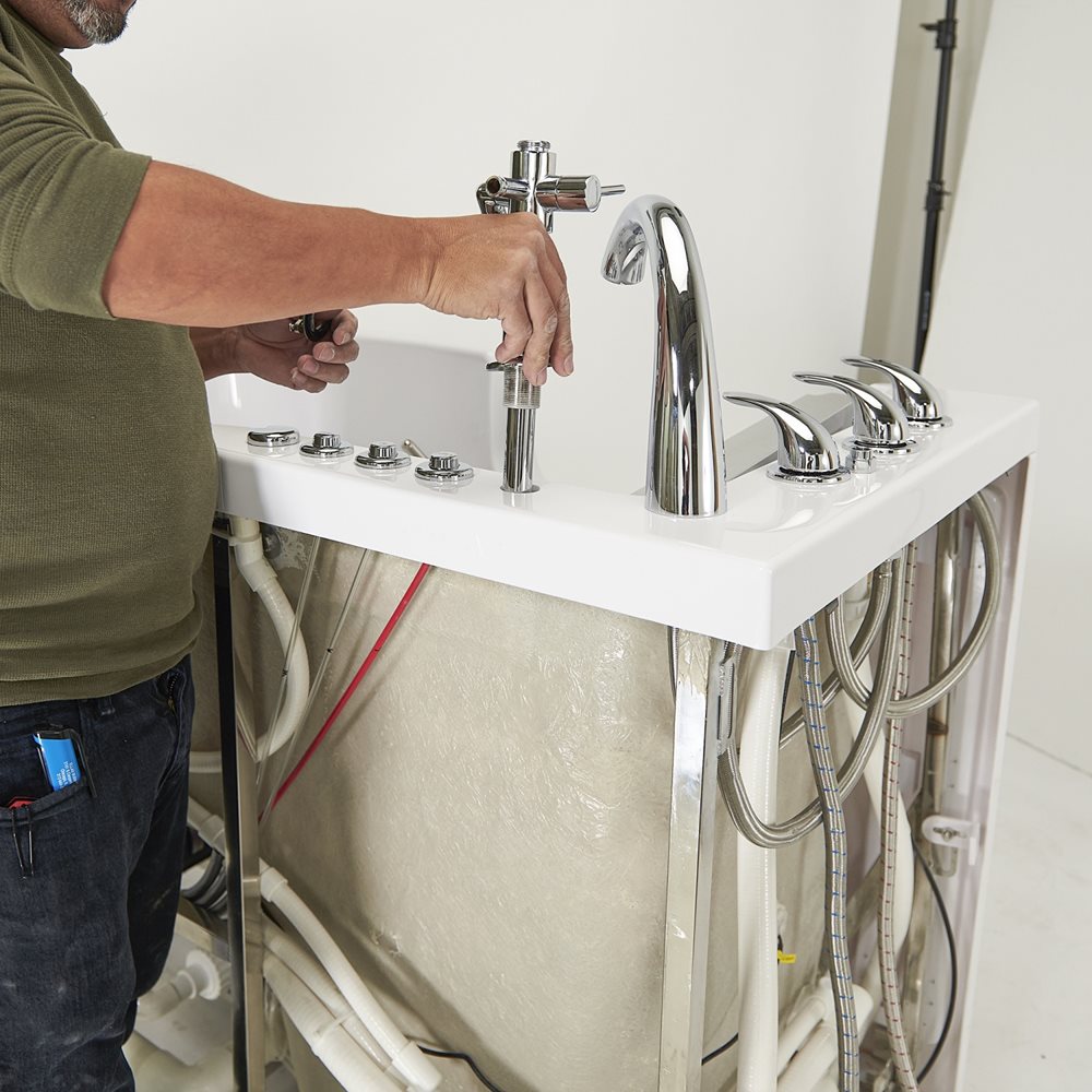 10″ Kit de tête de douche et colonne de douche pour robinets de baignoire encastrés dans le sol - %3E - Installer assembling chrome faucet and jet fittings on a walk-in tub deck during professional installation
