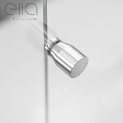 Gros plan d’un détail de pince à verre en nickel brossé sur une porte de douche coulissante encadrée Ella Duo avec verre transparent