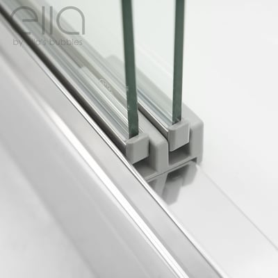 Gros plan du rail en aluminium de la porte de douche coulissante Duo Ella’s Bubbles avec deux panneaux en verre transparent de 6 mm et joints en caoutchouc gris